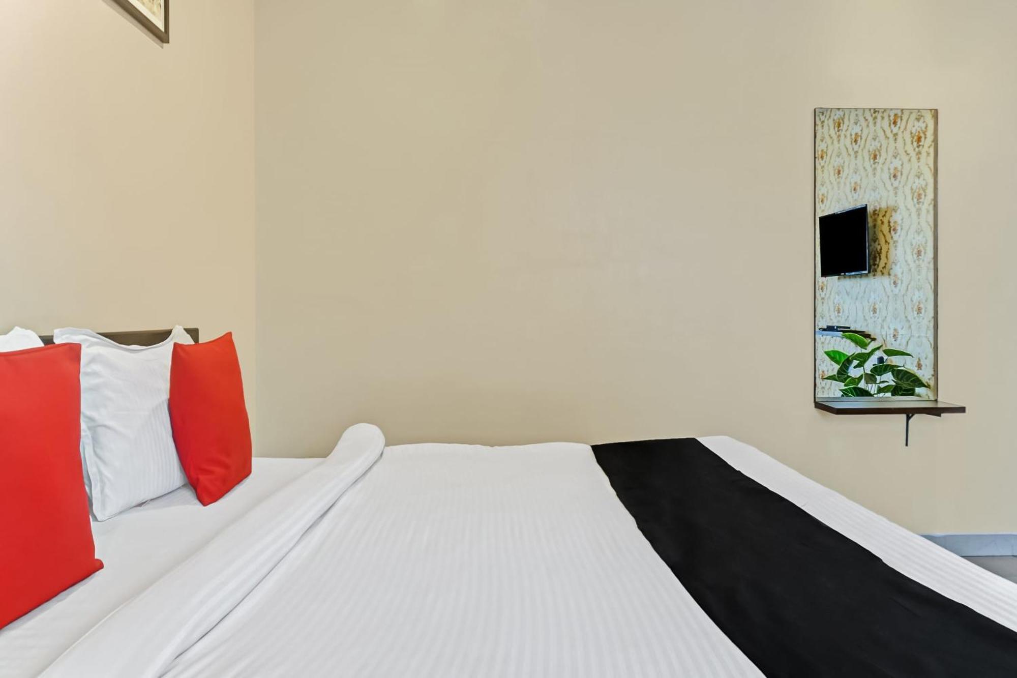Hotel O Log Inn Plaza Near Eon It Park Pune Exterior foto